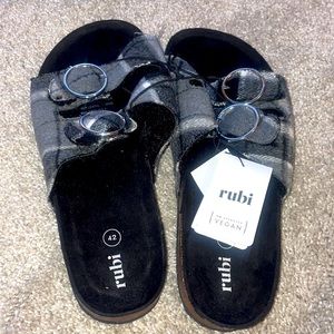 New rubi plaid Sherpa sandals in grey size 11